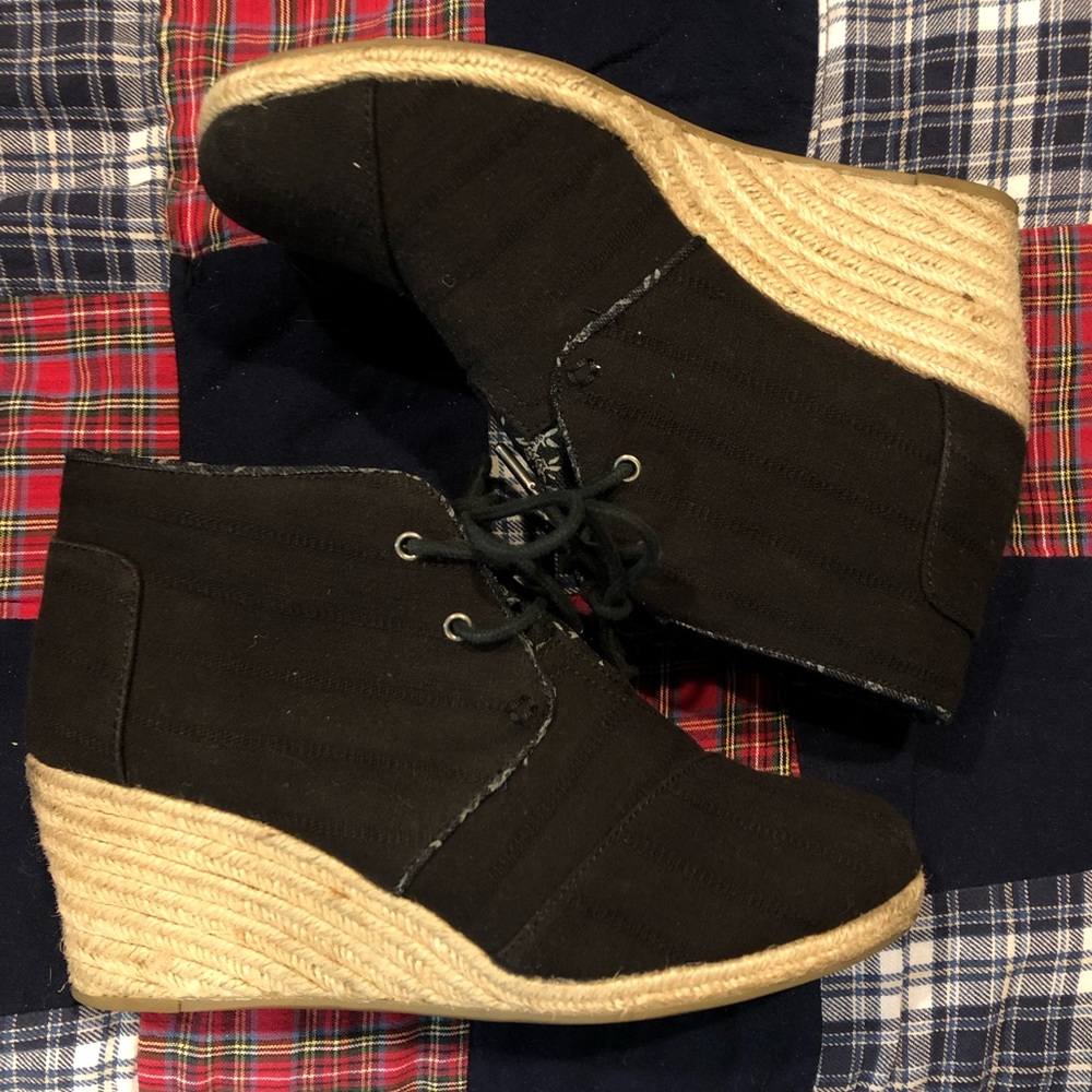 TOMS Shoes Wedge Sneakers - Black Canvas - Gently Used - Size 9.5 US Womens